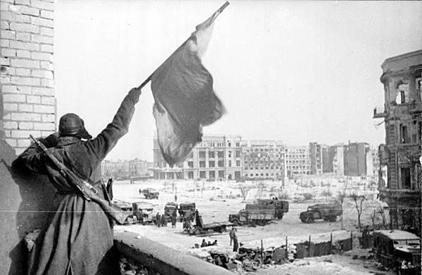 Bundesarchiv_Bild_183-W0506-316%2C_Russland%2C_Kampf_um_Stalingrad%2C_Siegesflagge